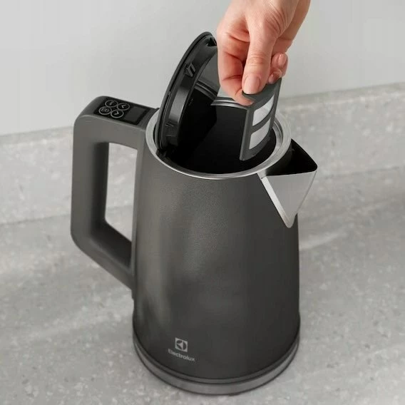 Električni čajnik Electrolux E5K1-6AN, 1,7 L, črn