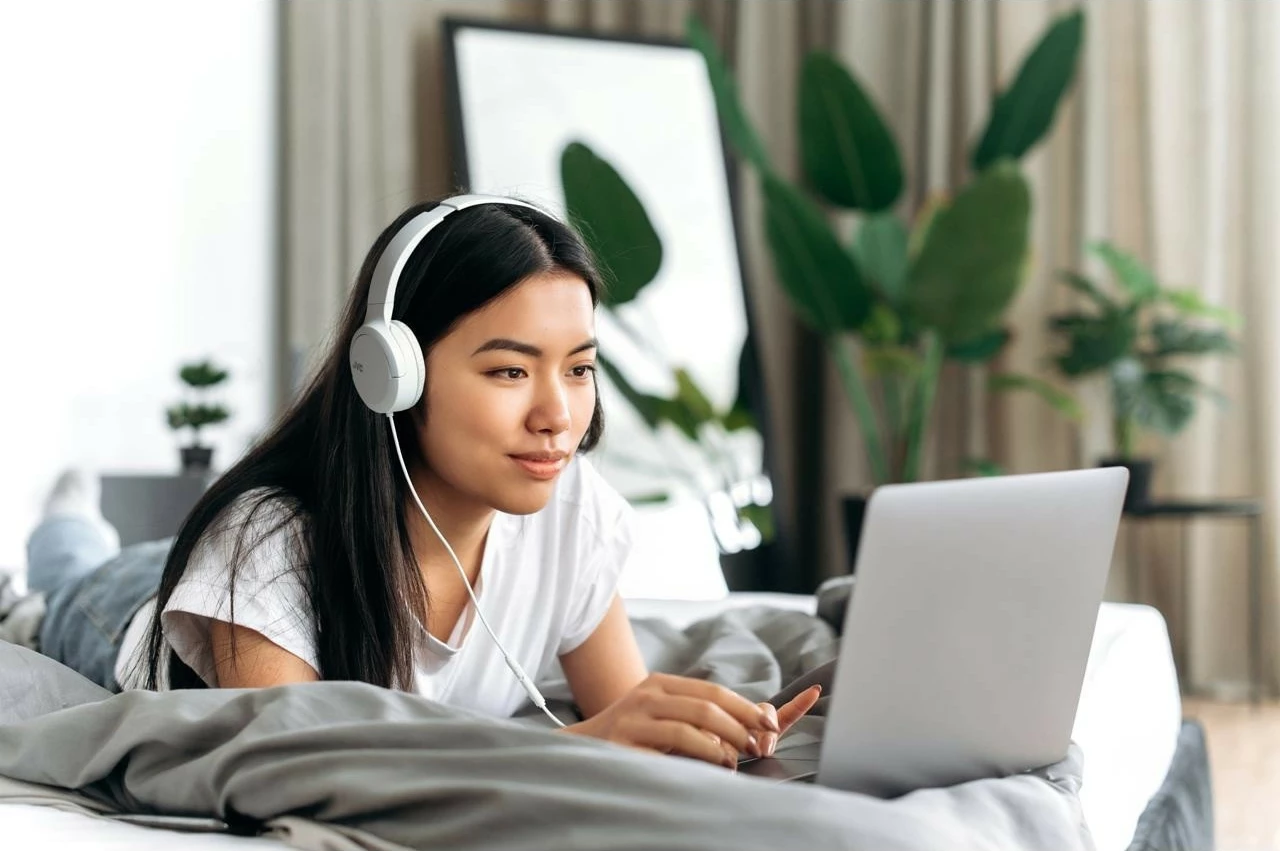 Slušalke USB-C z mikrofonom in krmilnikom, JVC HA-S33UC, kabel 1,2 m, bele