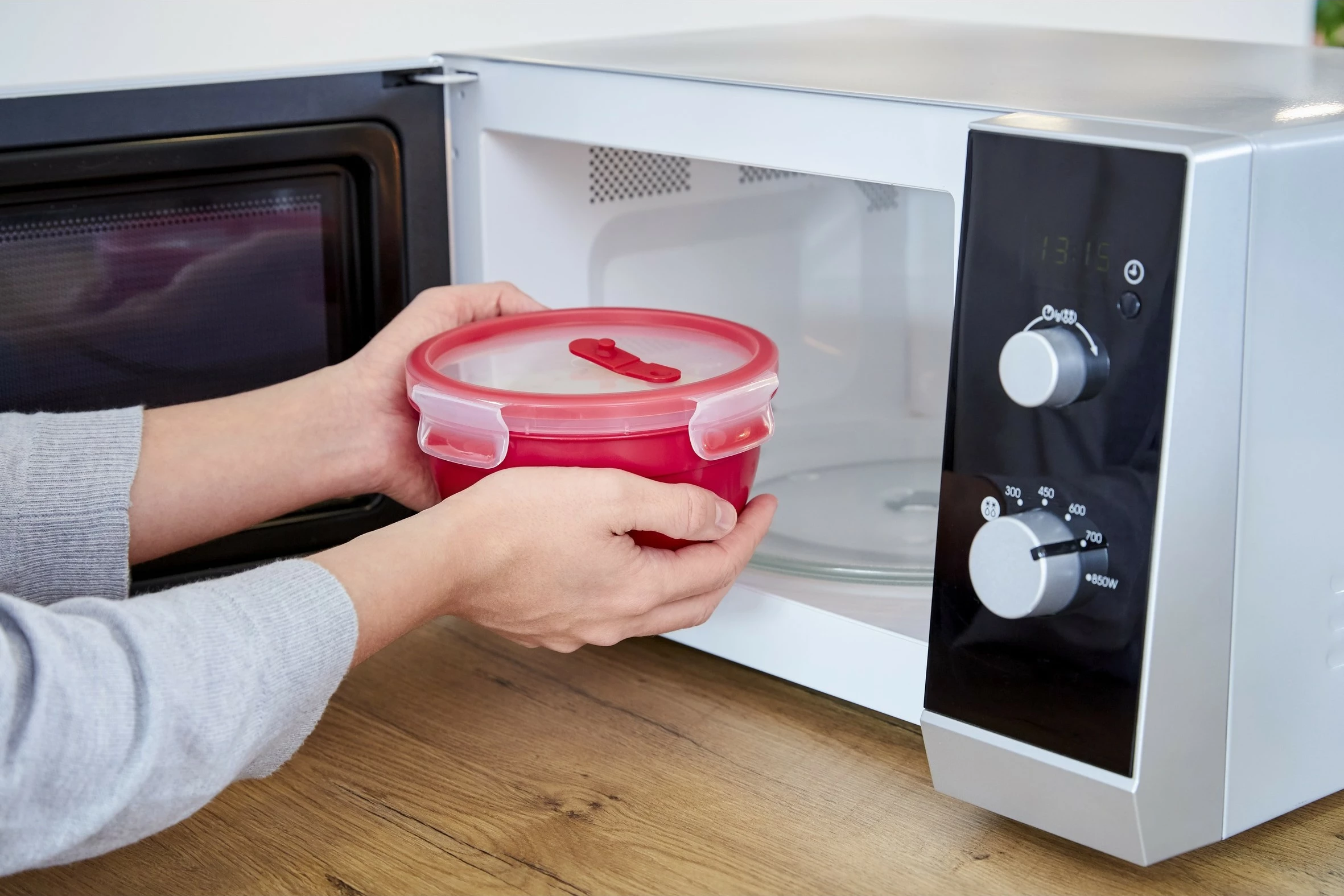 Posoda za mikrovalovno pečico Emsa Clip & Micro N10605, plastika, z ventilom, rdeča