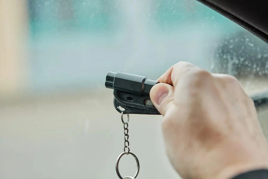 Varnostno nujno orodje z zvokom, rezilo za pas in lomilec stekla GUARD YC-004-BL, črno