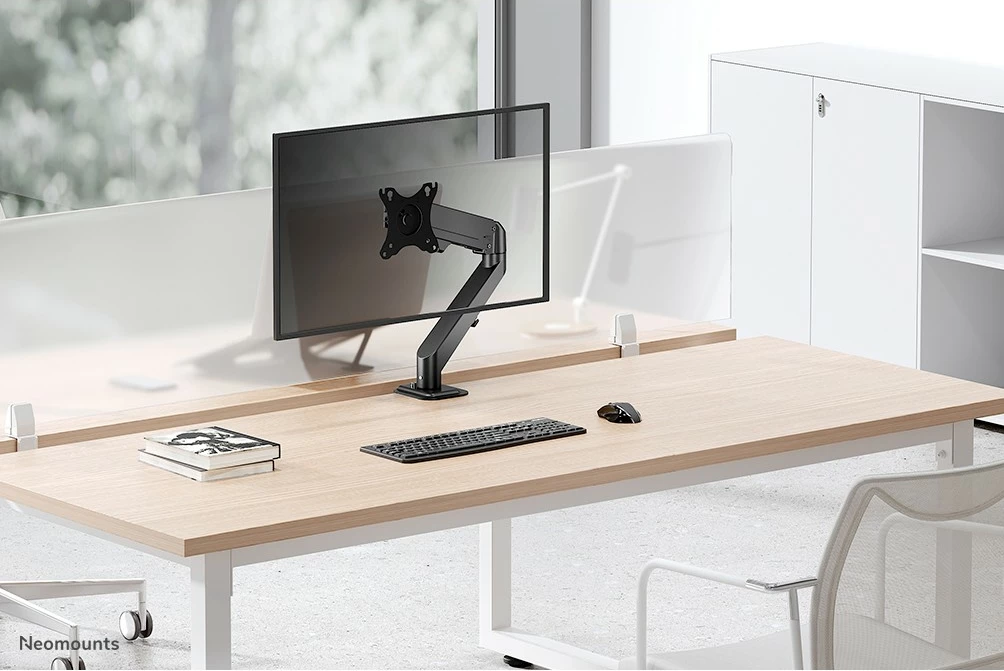 Nastavljiv kroglični nosilec za monitor z gasnim vzmetjo Neomounts DS70-700BL1, 17–27 inčev, s sponko, črn