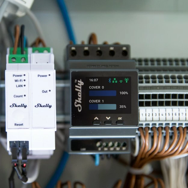 Pametno rele za pokrove/žaluzije Shelly Pro Dual Cover / Shutter PM, plastika, Wi-Fi 4, 2.4 GHz, črno