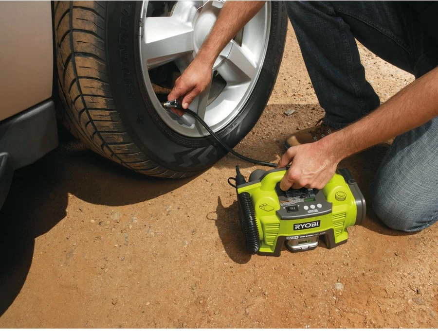 Prenosni baterijski kompresor Ryobi R18I-0, črno/zelena