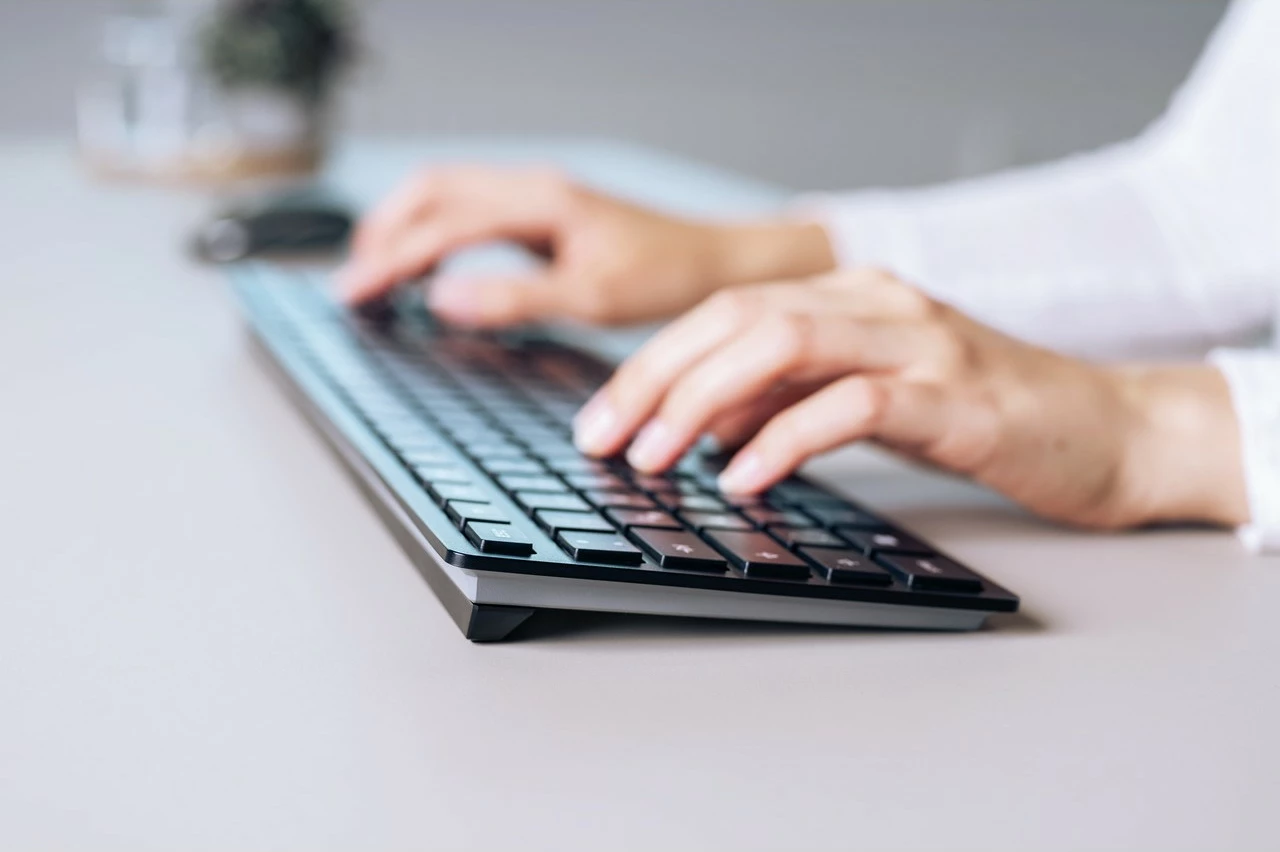 Tanka brezžična tipkovnica Cherry KW 9100 SLIM, RF Wireless + Bluetooth, QWERTY, črna