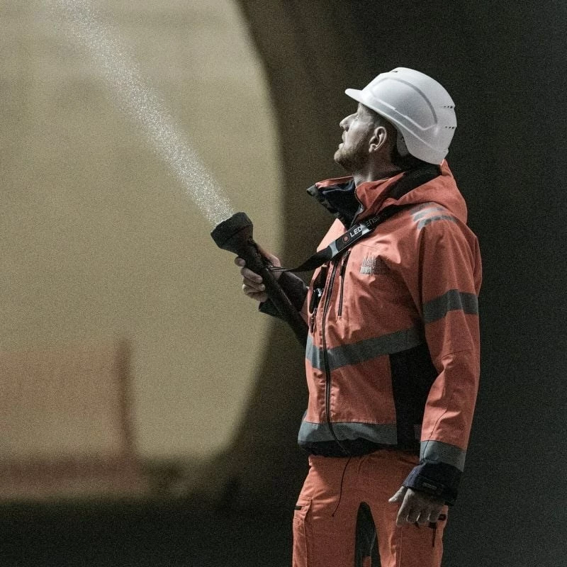 Ročna svetilka Ledlenser P21R, LED, aluminij, IP68, črna