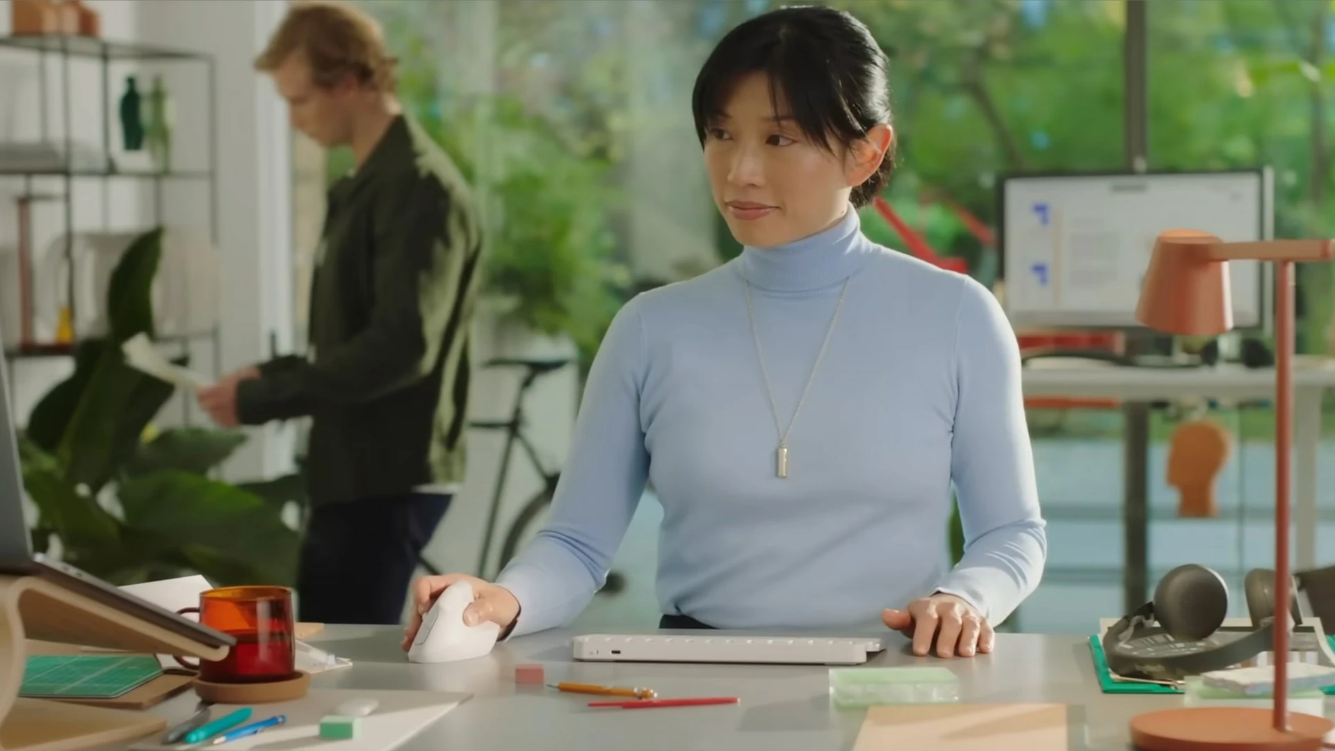 Vertikalna ergonomska miška Logitech Lift, brezžična, 4000 DPI, rožnata