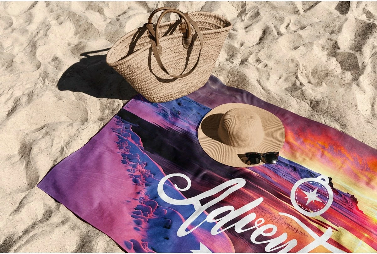 Brisača za plažo Adventures Awaits Mijölnir, 70 x 130 cm, večbarvna