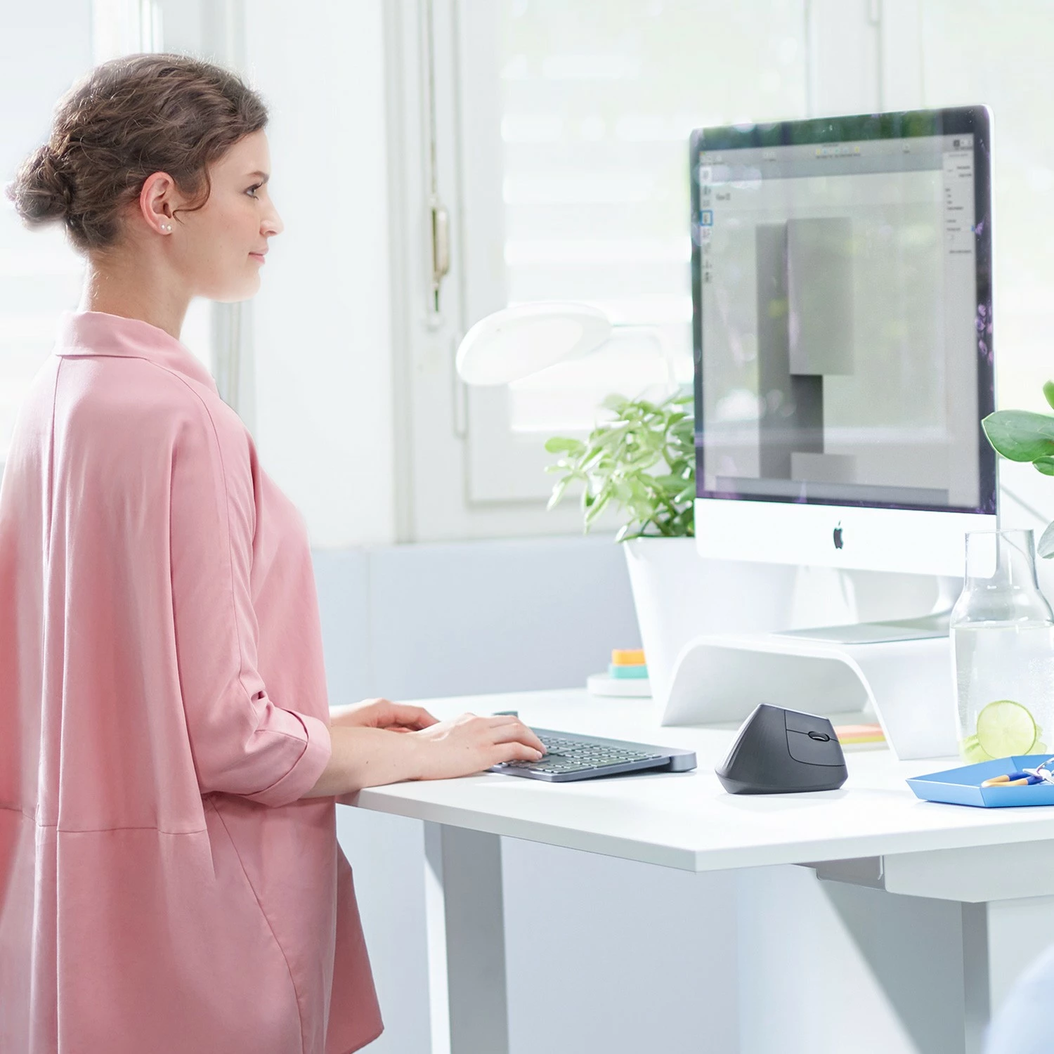 Ergonomski miška Logitech MX Vertical Advanced, desna, optična, RF brezžična + Bluetooth, 4000 DPI, grafit