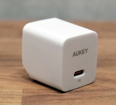 Stenski polnilec 20 W, 1x USB-C, bel — AUKEY PA-Y20S