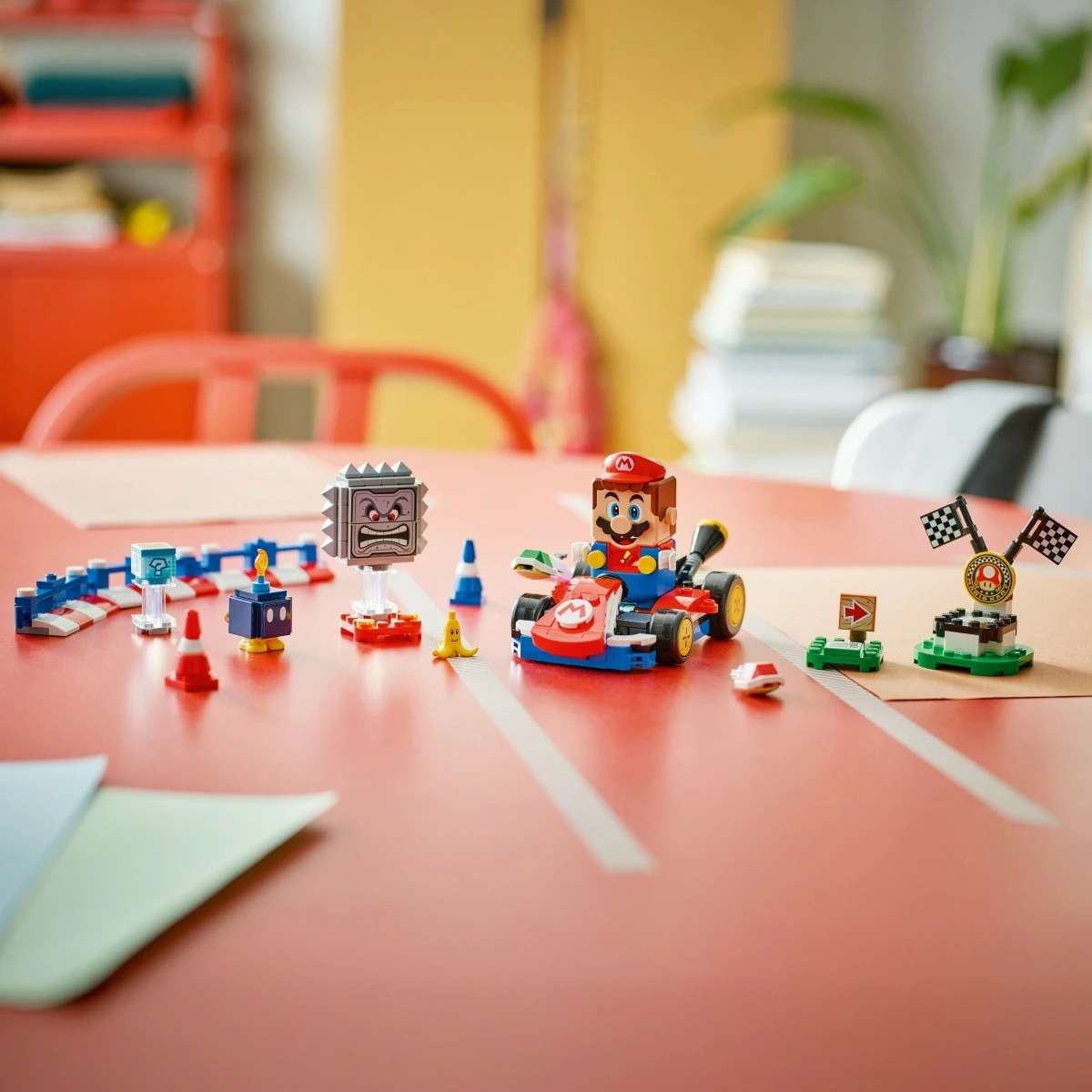 Komplet za dirkanje z interaktivno figurico Mario in standardnim gokartom, LEGO Super Mario Mario Kart 72043, 278 kosov