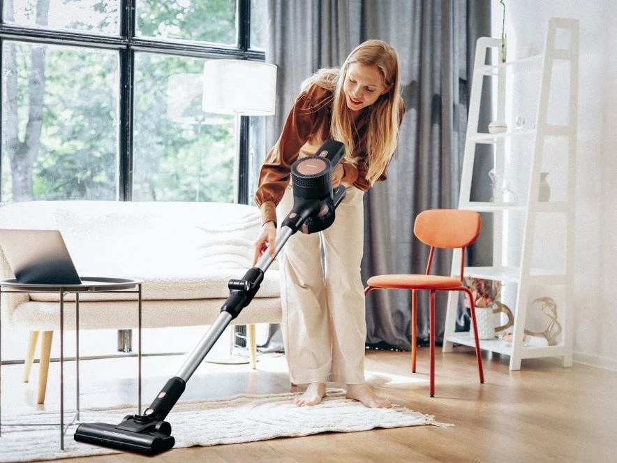 Sesalnik brez kabla z električno ščetko ELDOM OB90, črn