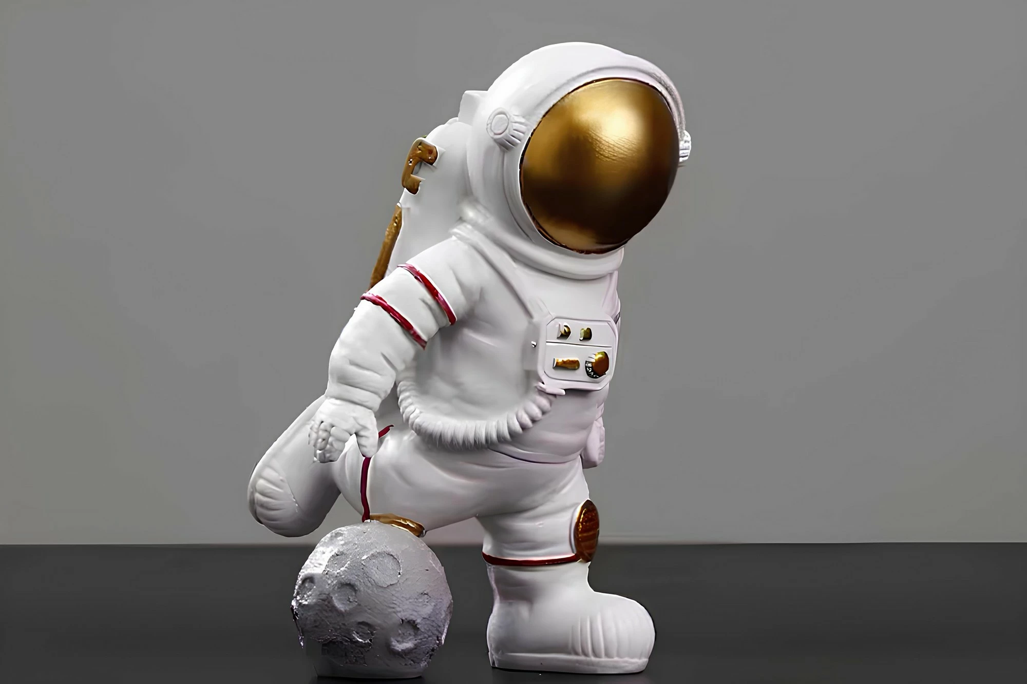 Dekorativni astronaut, bel in zlato obarvan, Evila Originals, CY0374