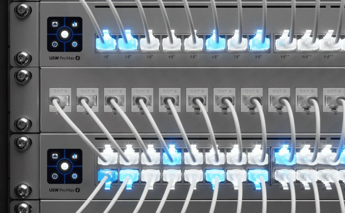 Omrežni kabel Cat6, Ubiquiti UACC-Cable-Patch-EL-0.15M, prosojen