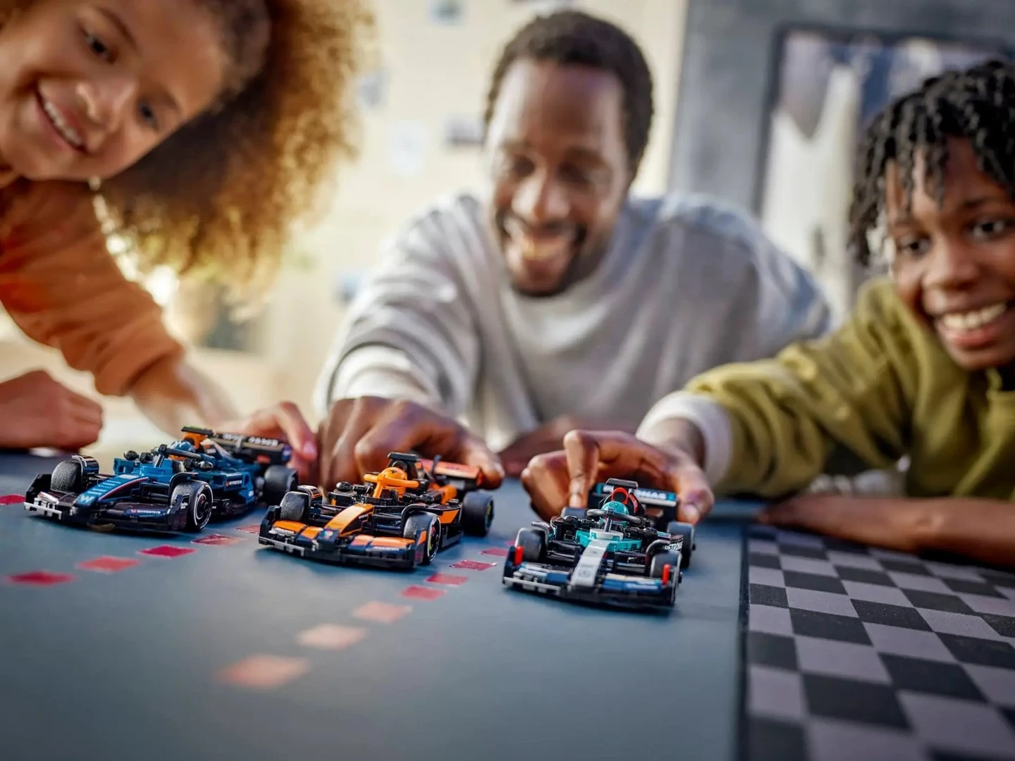 Model dirkalnega avtomobila Mercedes-AMG F1 W15, LEGO Speed Champions 77244, 267 delov, z minifiguro