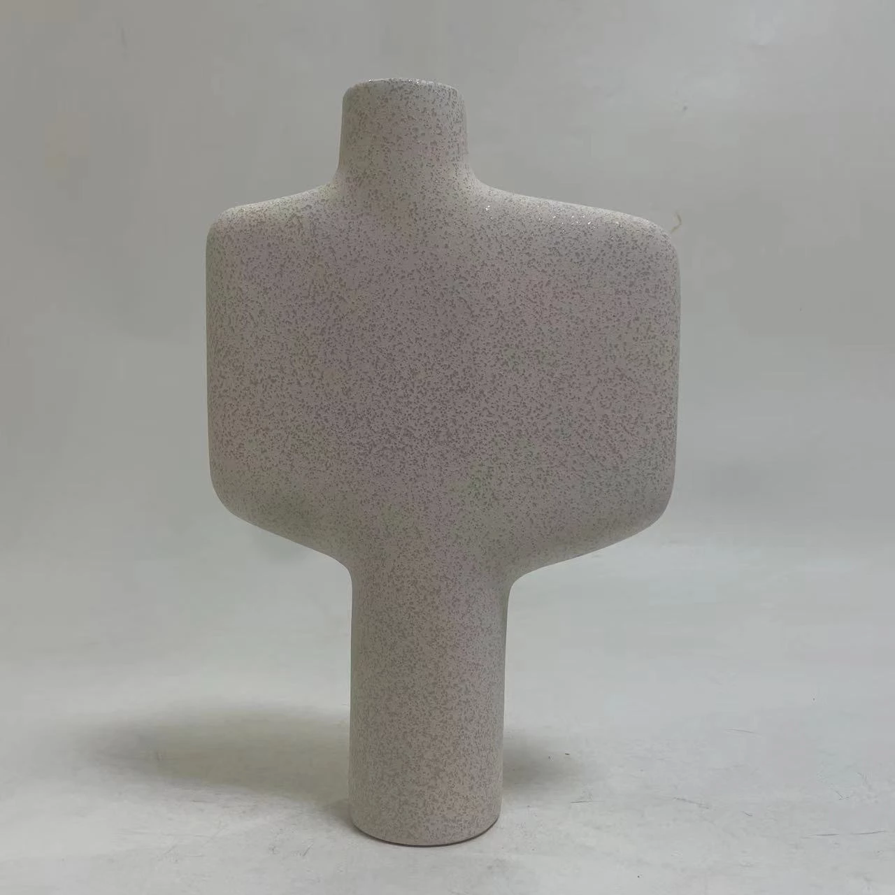 Keramična namizna dekoracija serije ARKEN FH4622.01 v beli barvi s kristalizacijo 22x8x34.5H cm