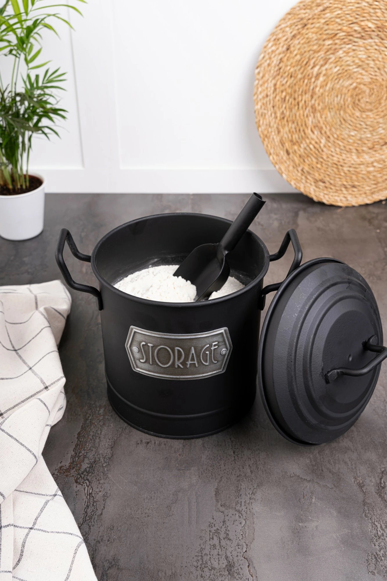 Pocinkano vedro s pokrovom in lopatico, črno Hermia MGL0035