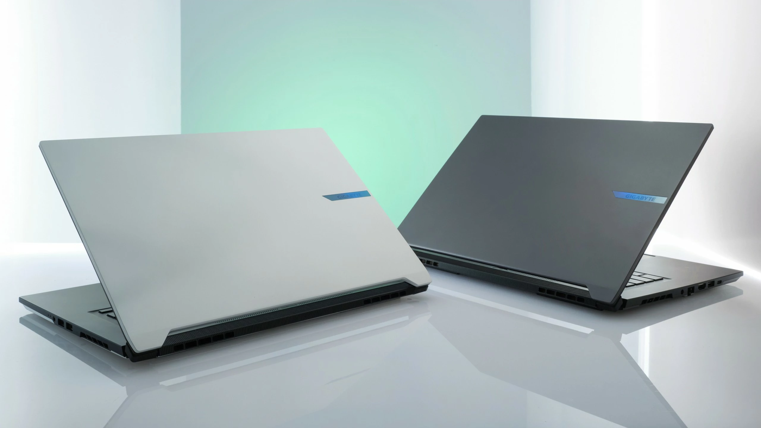 Prenosnik Gigabyte Aero X16, AMD Ryzen AI 7 350, 16", 165Hz, RTX 8GB, 1TB SSD, Space Gray