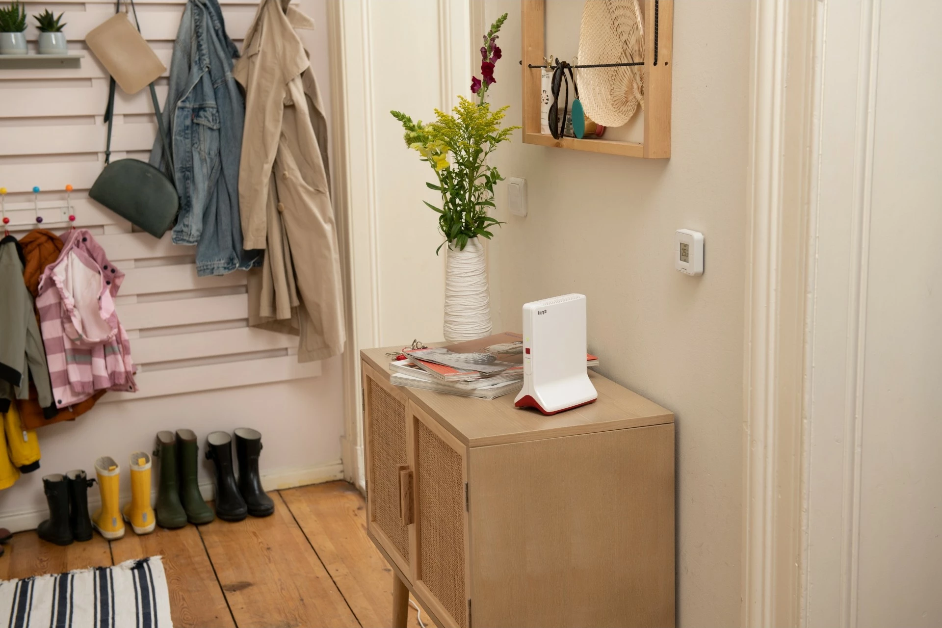 Prenosni usmerjevalnik FRITZ!Repeater 6000, Wi‑Fi 6, tri‑pasovni, Ethernet LAN, rdeče, belo