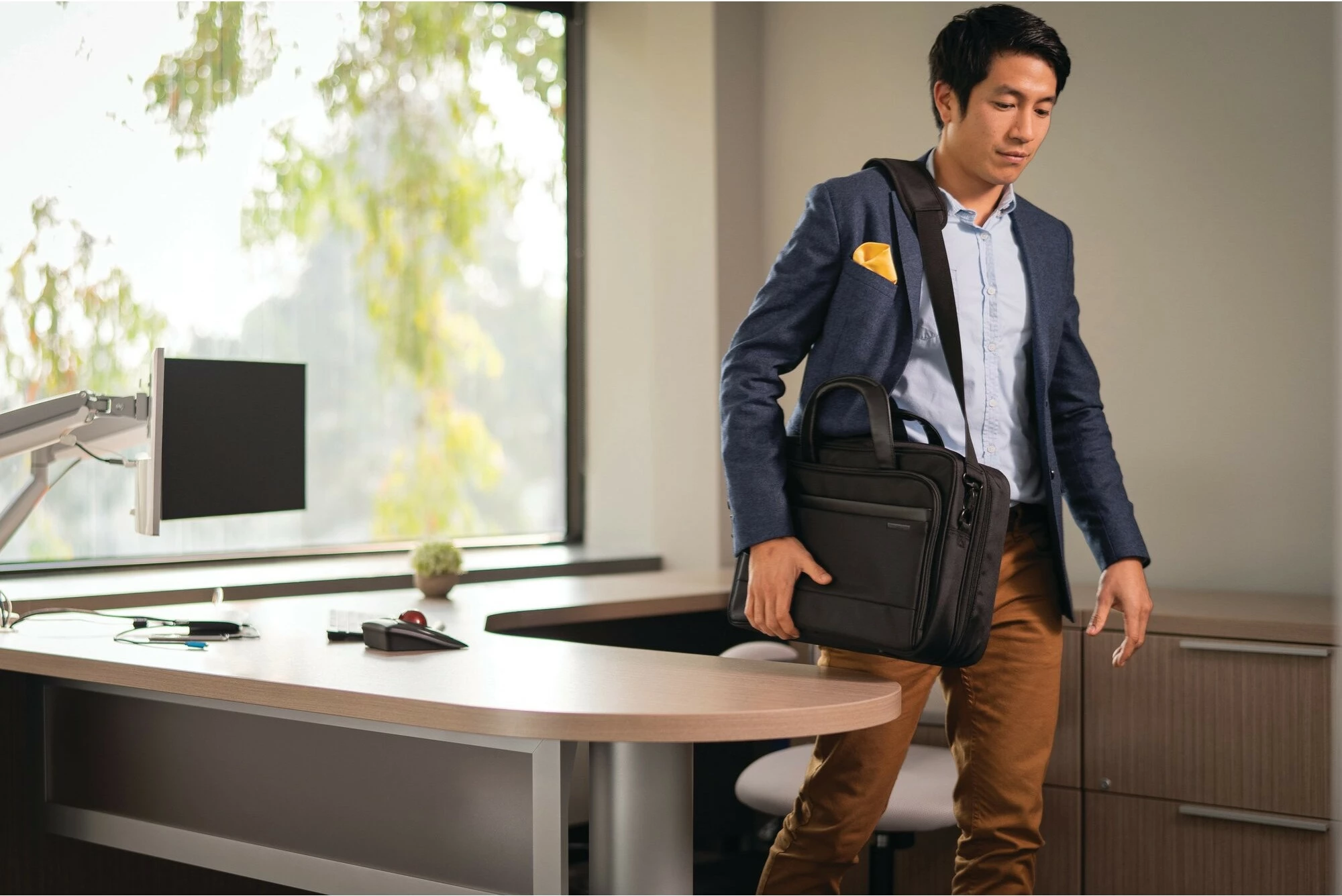 Torba za prenosnik Kensington Contour 2.0, 15,6", črna