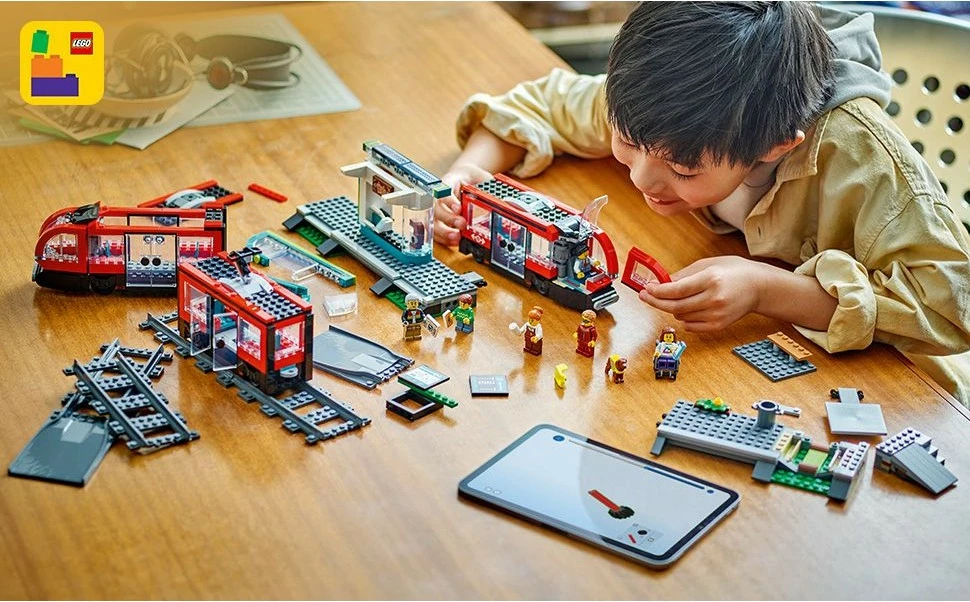 Moderen tramvaj z postajo LEGO City 60423, 811 kosov, večbarven