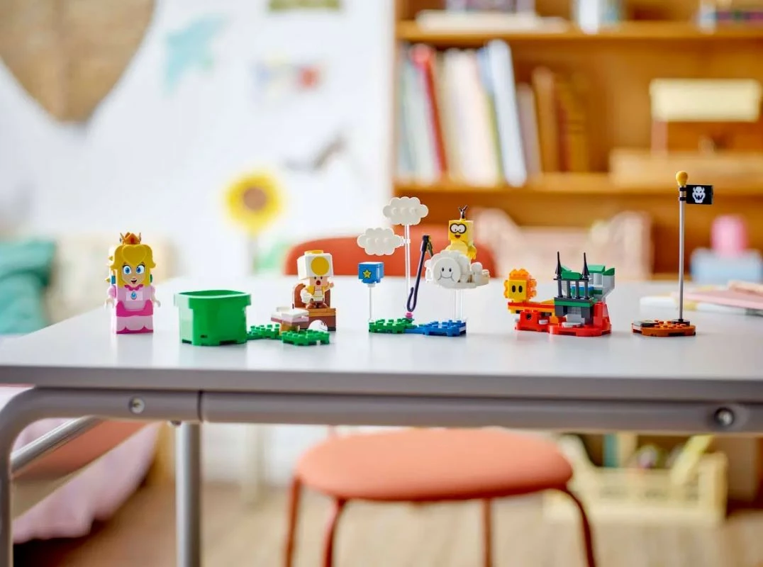 Set z interaktivno figurico Peach, LEGO Super Mario 71441, 208 kosov