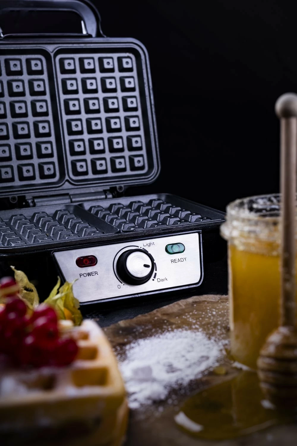 Aparat za vaflje Camry CR 3046, 2 vaflja, srebrno-črn