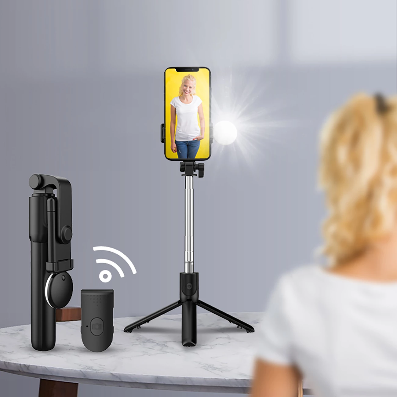 Selfie palica s teleskopskim stojalom, LED luč, Bluetooth, 71 cm, črna Hurtel WR1YXS