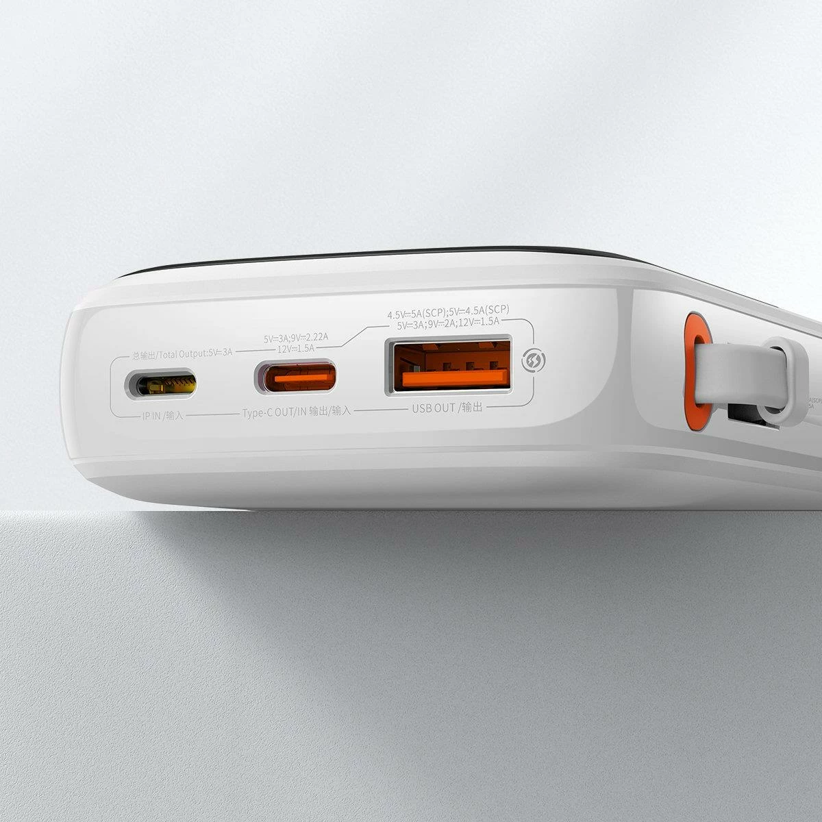 Powerbank z digitalnim zaslonom 10.000 mAh, 22,5 W, z vgrajenim USB-C kablom, Baseus Qpow, bel