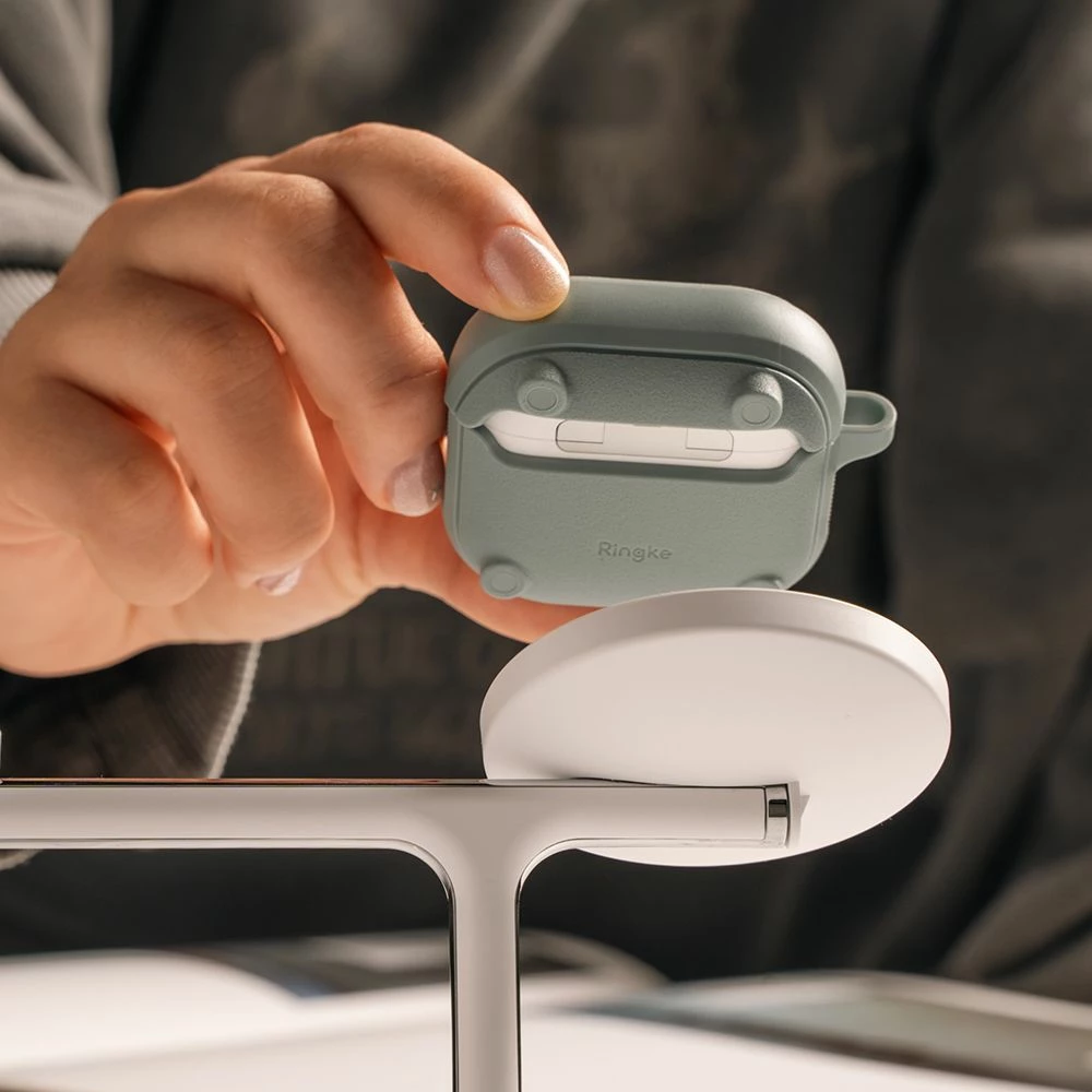 Ovitek z MagSafe za Apple AirPods 4, Ringke Onyx, svetlo rdeč, s karabinom