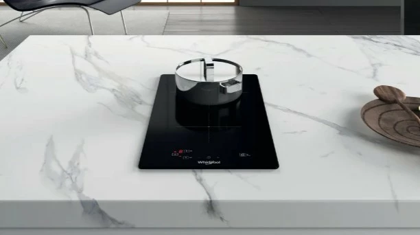 Indukcijska kuhalna plošča Whirlpool WSQ0530NE, 2 kuhališči, črna