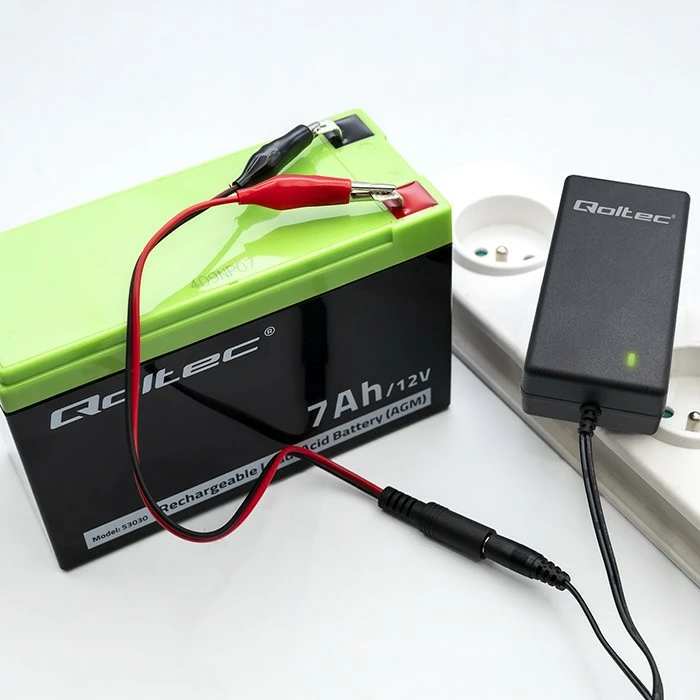 Avtomatski polnilec baterije Qoltec 52423, 6V/12V, 1.5A, z LED, črn