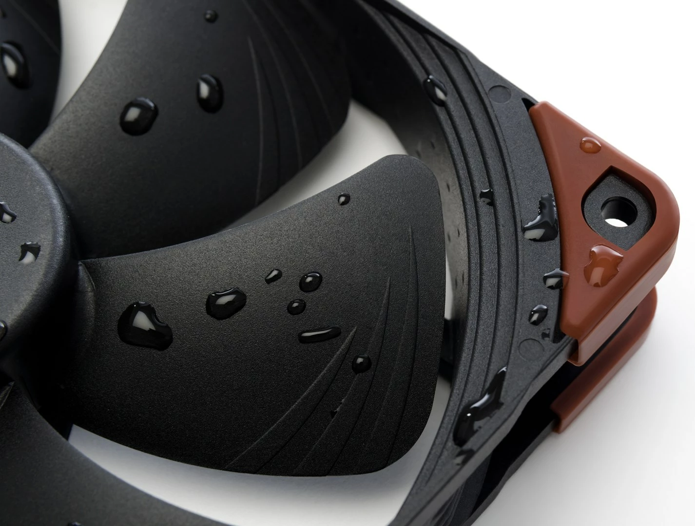 Ftohnik Noctua NF-A14 PPC-2000 IP67 PWM, 14 cm, črn/rjav