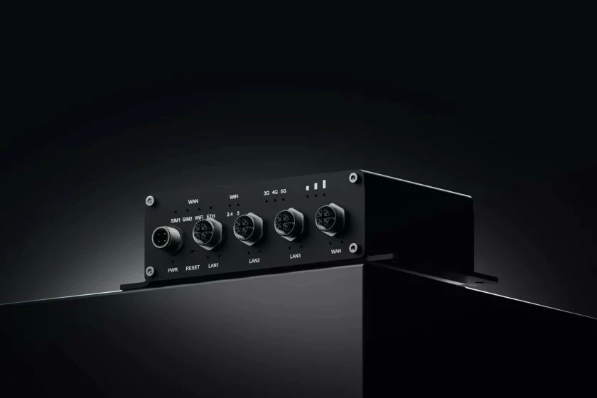 Usmerjevalnik 5G Teltonika ATRM50 4x Gigabit Ethernet M12, dvojni SIM, eSIM, GNSS, 9–50 V, IP30, črn