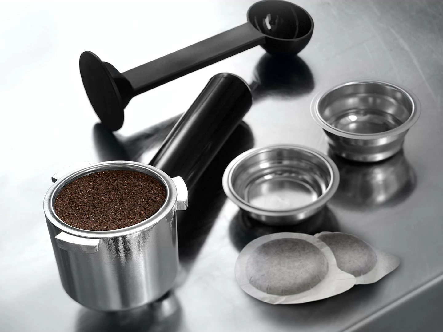 Kavni aparat, polavtomatski DeLonghi Dedica EC685.R, rdeč