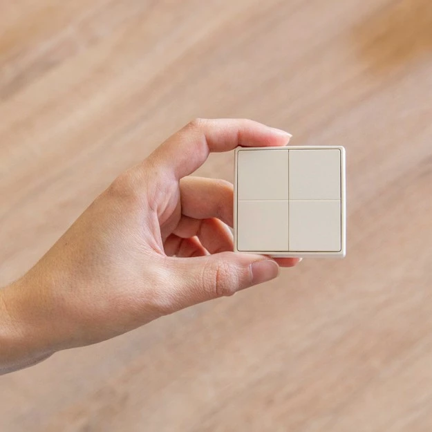 Brezžični zidni upravljalnik Shelly Blu Wall 4, 4-gumbni, slonokoščena