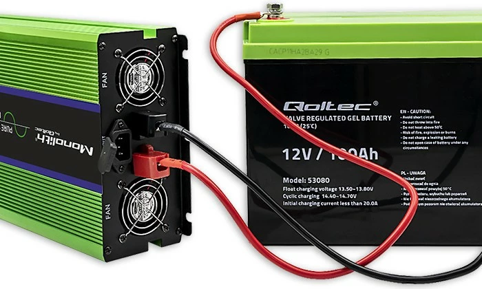 Konverter/pretvornik napetosti 12V v 230V, čist sinus, LCD, Qoltec Monolith 51943, 2000W/4000W, zelen