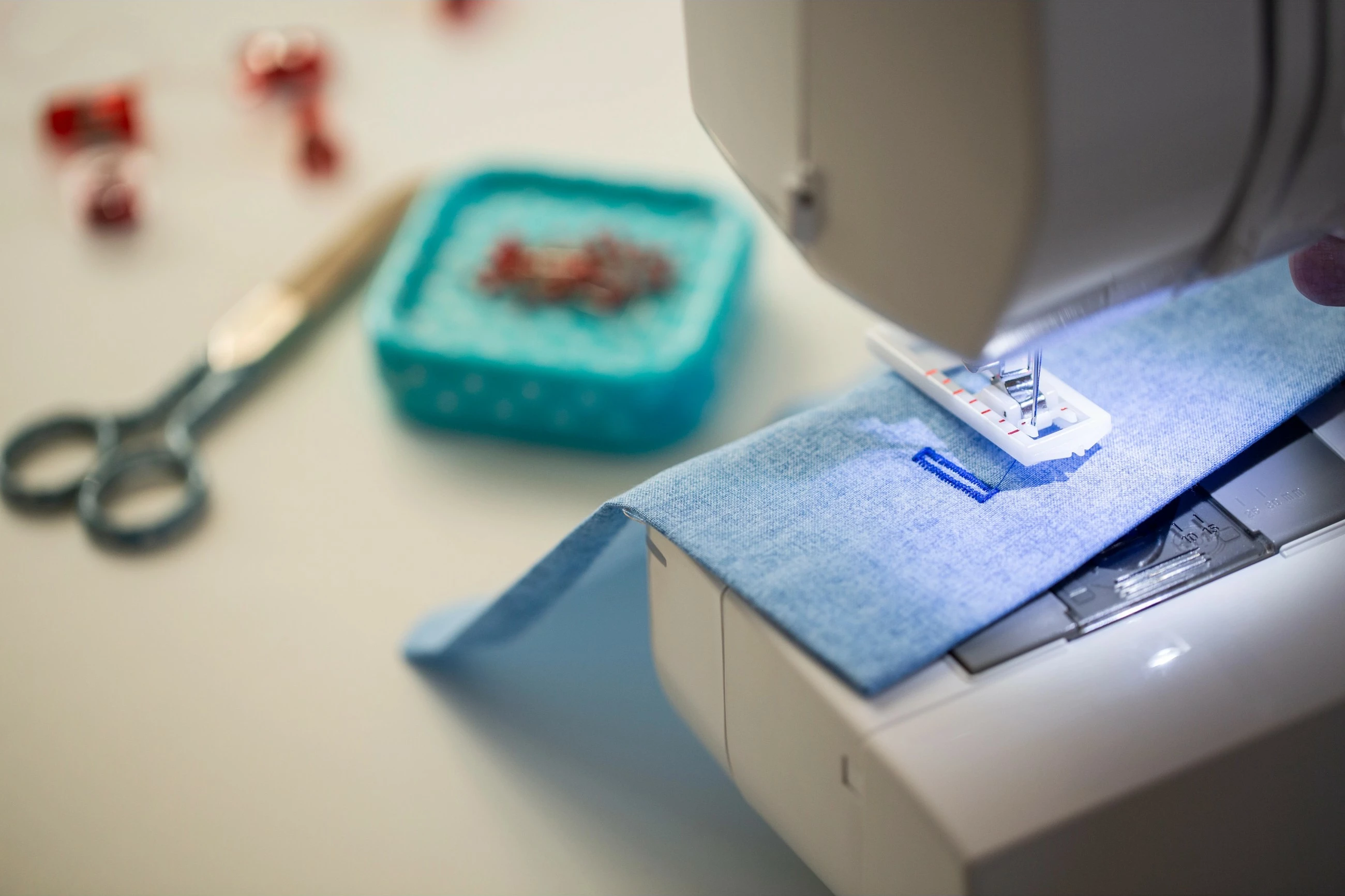 Mehaničen šivalni stroj Brother RL425, bel/moder