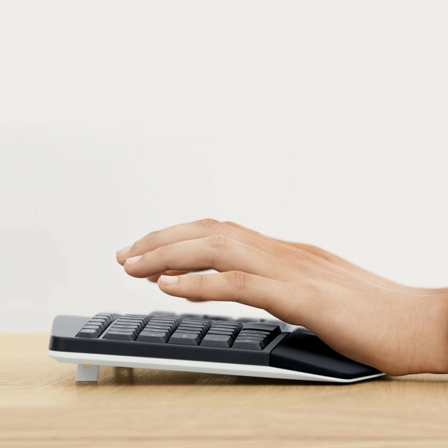 Brezžična tipkovnica in miška Logitech MK850 Performance, tipkovnica polne velikosti (100%), RF Wireless + Bluetooth, QWERTZ, črna
