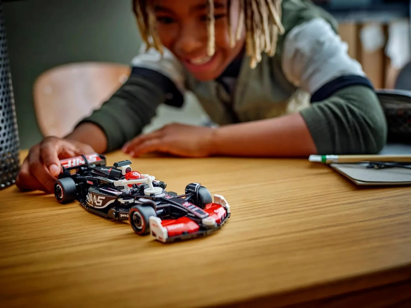 Set gradnje LEGO Speed Champions MoneyGram Haas F1 Team VF-24, 77250, 242 delov, z minifiguro
