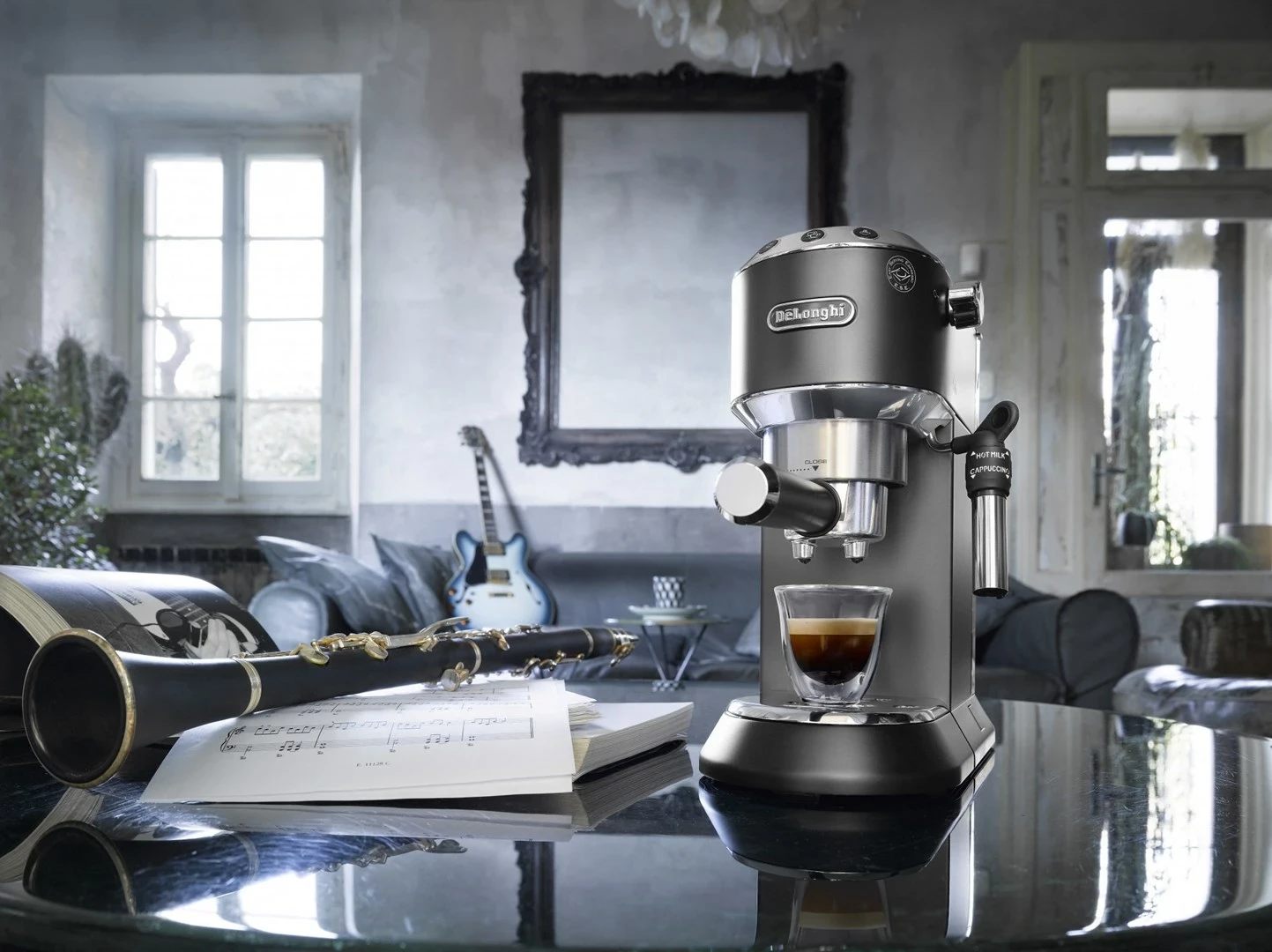 Polavtomatski aparat za espresso De'Longhi Dedica Style EC 685.BK, srebrn