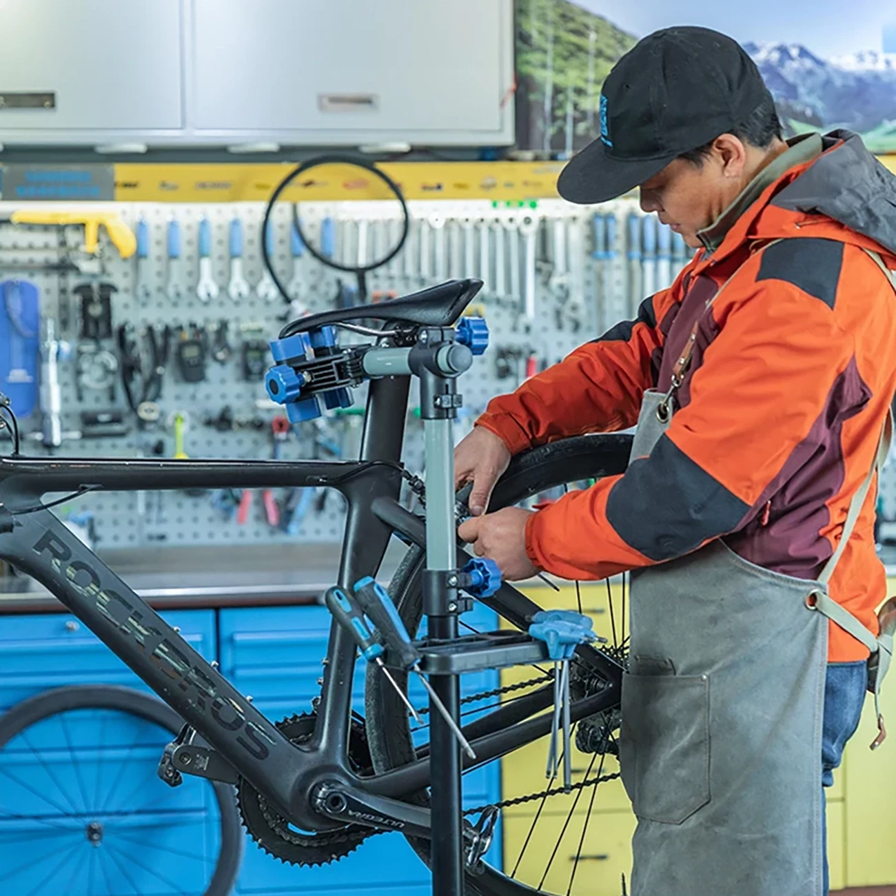 Servisno stojalo za kolo Rockbros MP-02, z vijaki, črno