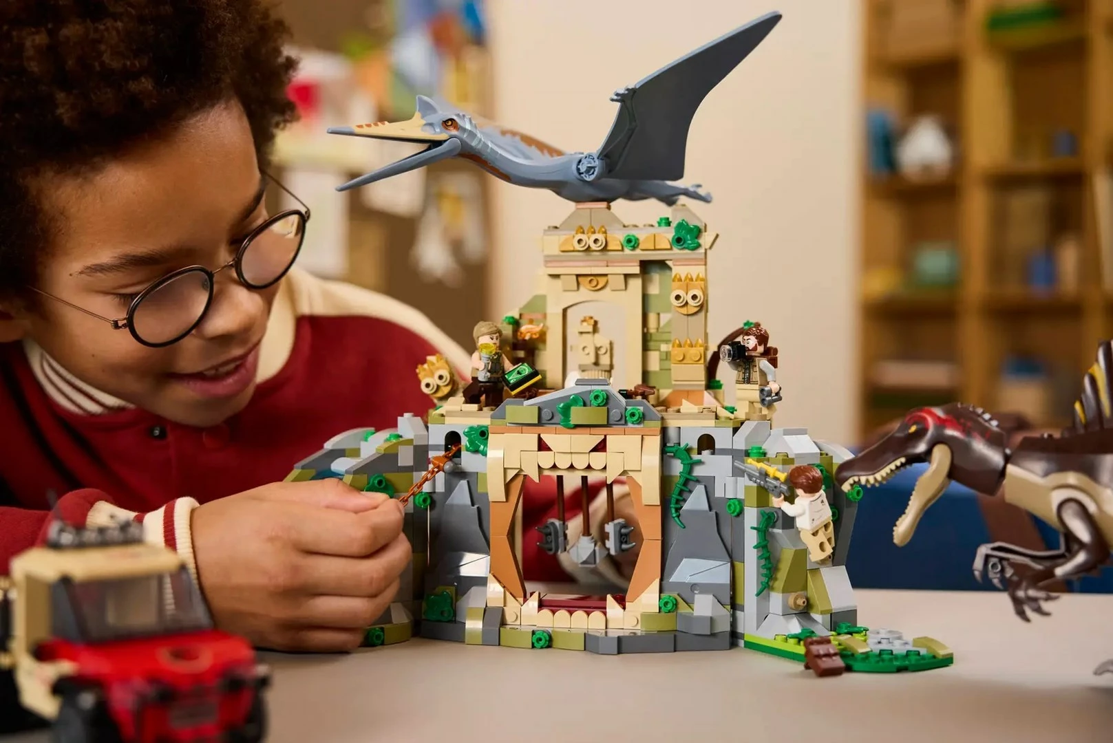 Set za gradnjo Jurasic World Spinosaurus & Quetzalcoatlus z letalsko misijo, LEGO 76976, 4 minifigure