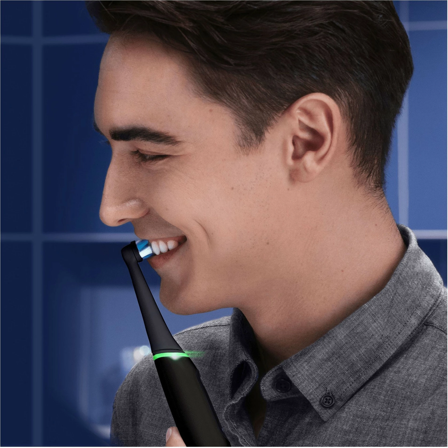 Električna zobna ščetka Oral-B iO 6, 5 načinov, črna