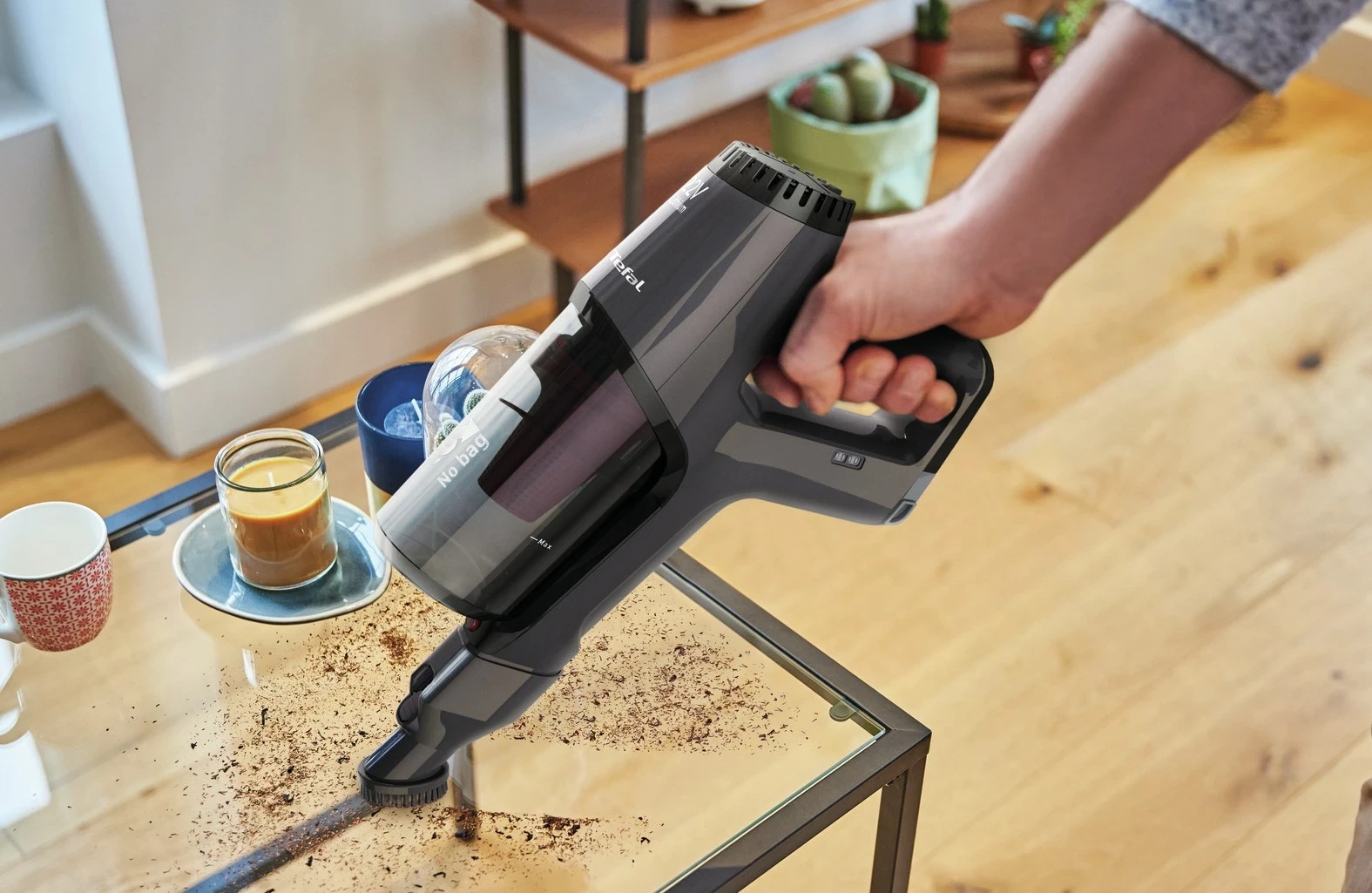 Sesalnik brez kabla z električno ščetko ELDOM OB90, črn