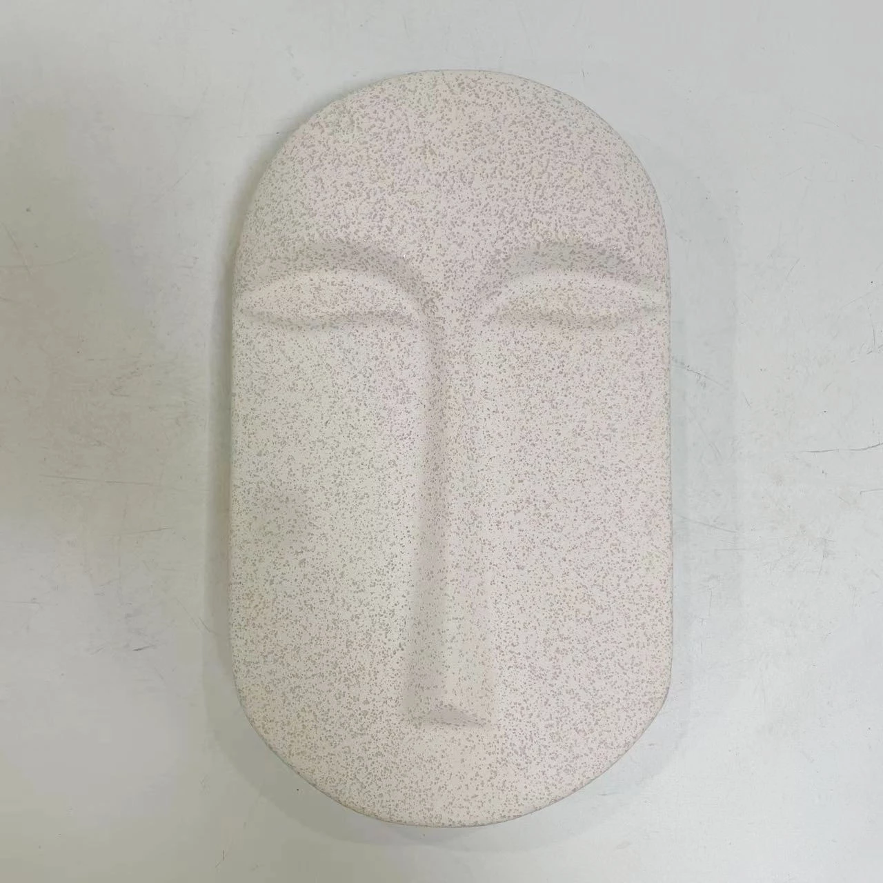 Keramična namizna dekoracija ljudje FB94586 umazano bela s kristalizacijo 16.5x6x28.5Hcm