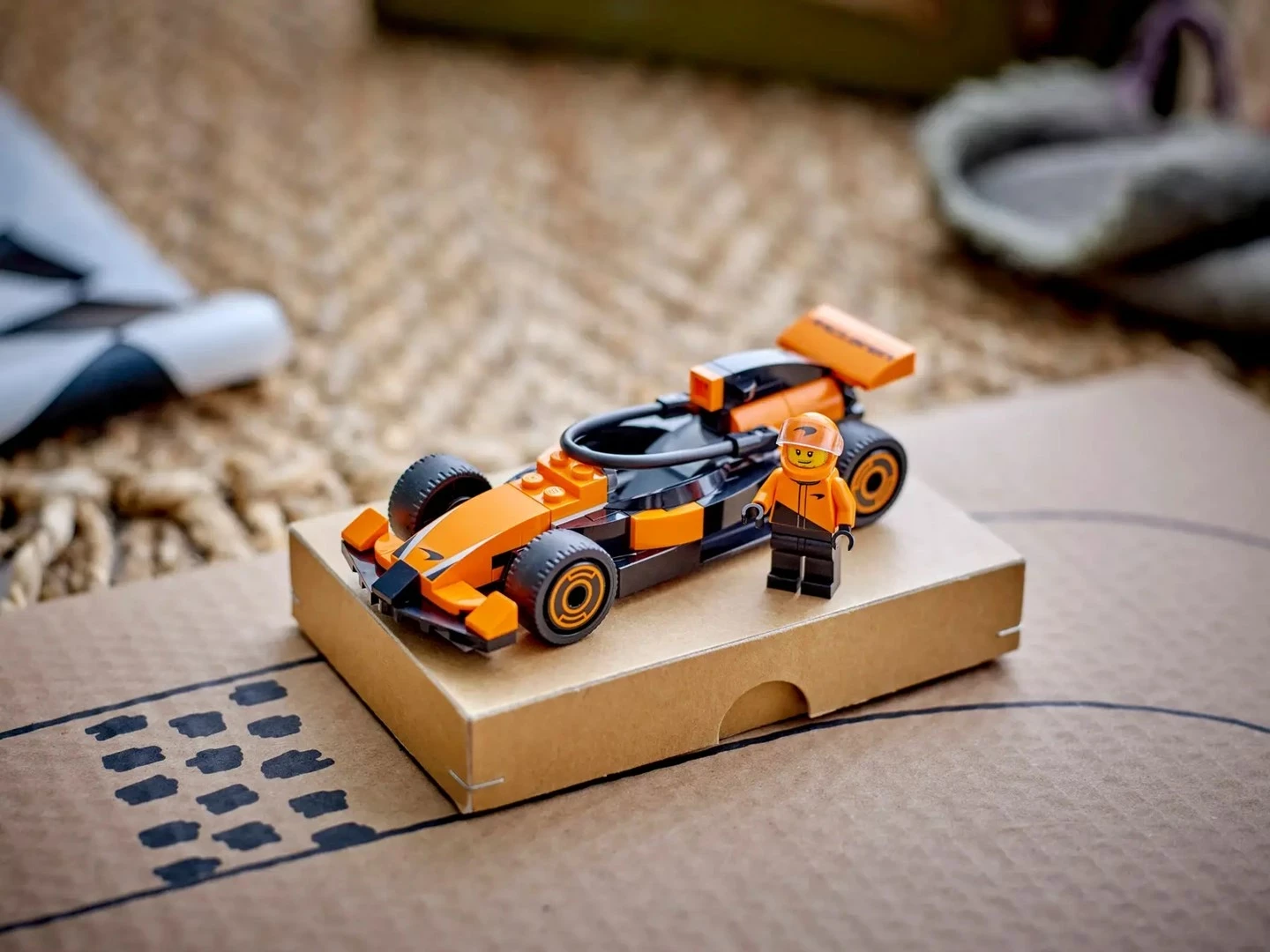 Set LEGO City 60442, dirkač F1 z avtom McLaren, oranžen