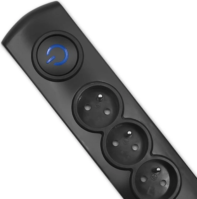 Razdelilec z zaščito pred prenapetostjo Qoltec 50105, 4 vtičnice, 2,5 m, črn