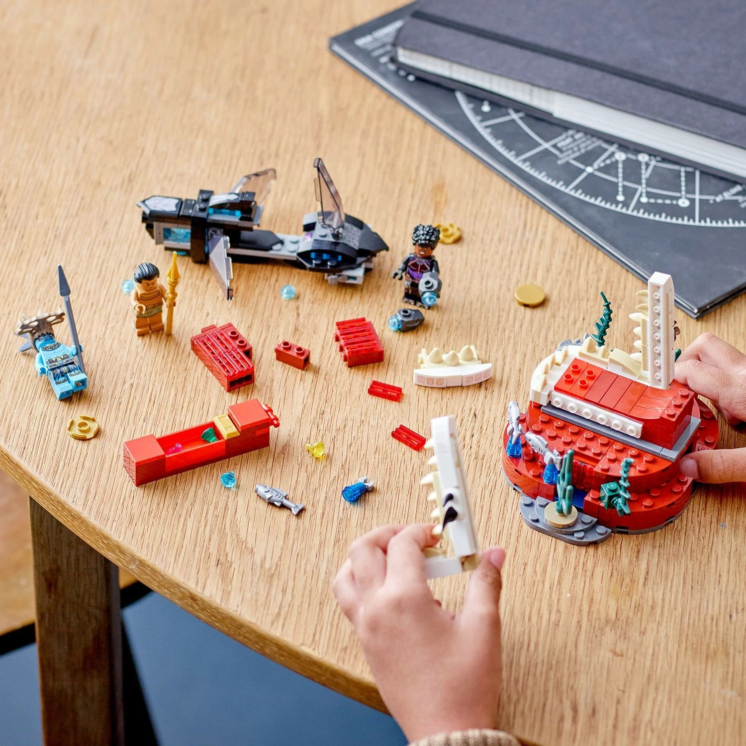 Set za sestavljanje — kraljeva dvorana Namorjeve prestolnice LEGO Marvel Avengers, 355 kosov, večbarven