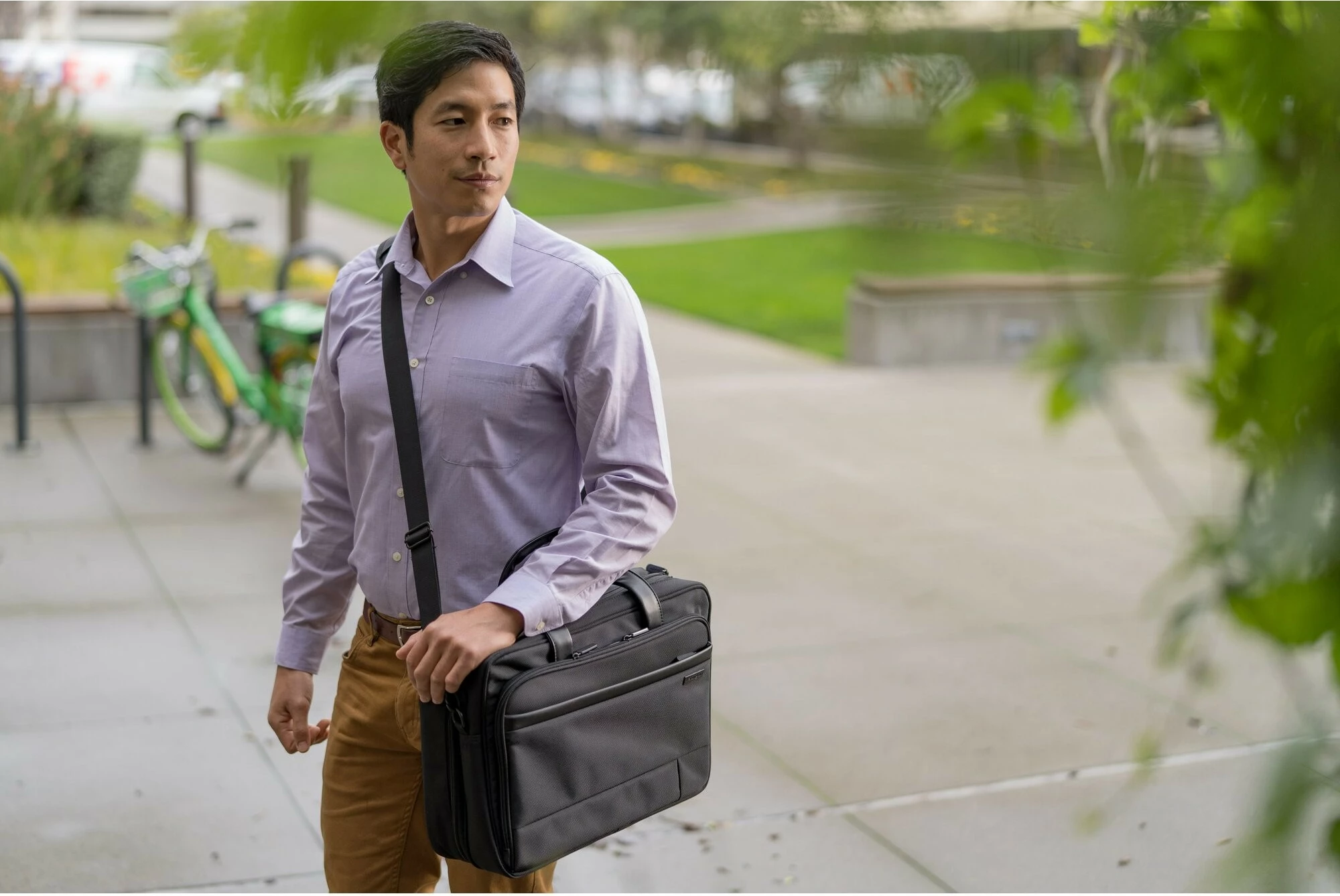 Torba za prenosnik Kensington Contour 2.0, 15,6", črna