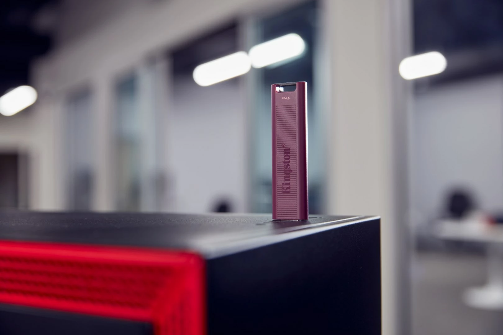 USB ključ Kingston DataTraveler Max 1TB, USB 3.2 Gen 2, rdeč